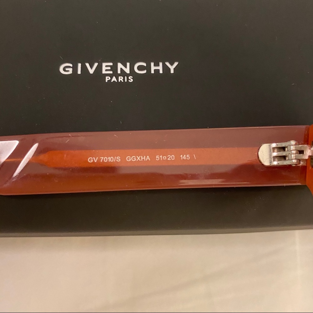 Givenchy - Picture 4 of 5